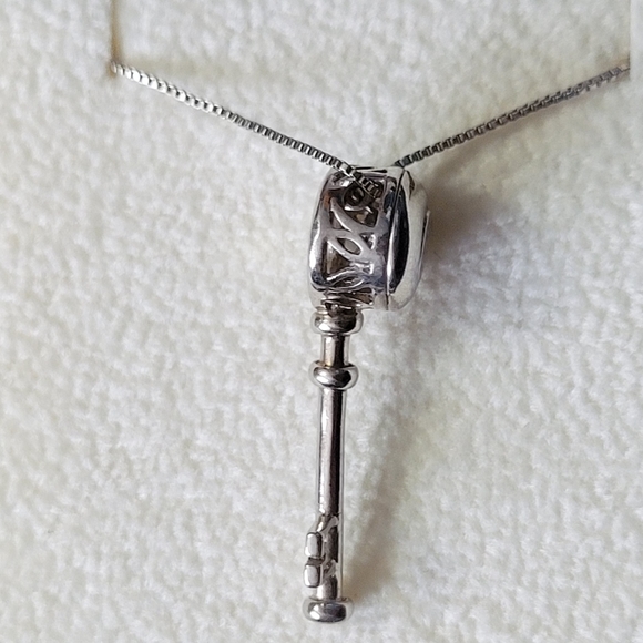Sterling Silver Quiver Necklace, Key pendant - Picture 4 of 7